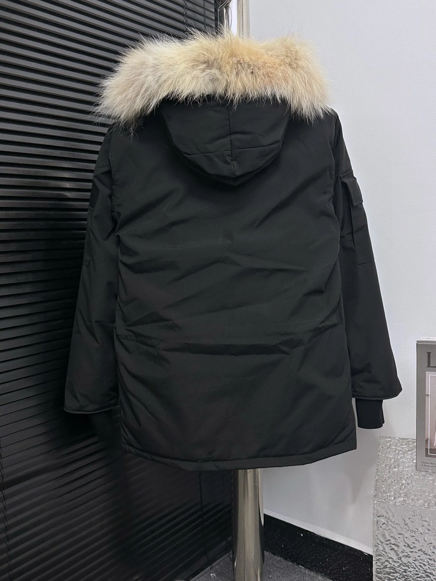 P780 Top Purchasing Version (Wolf Hair Optional) 🇨🇦CANADA GOOES 24 new models 08 models/couple models Factory direct supply: supplying global purchasing agents, micro-business, entities, Tmall, high-end stalls and studio cooperation, free shipping! Canada Goose Expedition Parka 2008 is the same style for men and women. It is mid-length and the most timeless classic. All Arctic and Antarctic scientific expedition teams choose Canada Goose as their cold-proof equipment. It is the Rolls-Royce of down jackets. ➖ Industry-leading anti-counterfeiting chip sensing. ➖ Imported Behringer embroidery machines and customized embroidery labels, the highest level and industry leading. ➖ Imported Korean 21-count polyester-cotton blended original fabric, TC85 waterproof coated fabric, water-repellent, windproof and wear-resistant. ➖ The new national standard 80 white duck down is filled with an average of 520 grams of down. The amount of down filled is industry-leading. ➖ 100% nylon lining with double double-layer sealing design to prevent velvet running, and seamless thread design on the cuffs! ➖ Western Canadian Green Wolf Collar. ➖ Yoshida YKK provides original factory-customized electroplated sliders. YKK two-way lockable zippers are tight and smooth and do not peel off paint. ➖ 3M composite Velcro is durable and the accessories and hardware are all custom-made. Note: Our copywriting is only simple and clear. Instead of bragging about the copywriting, it is better to compare and understand with samples. Only for the purest goose, the most dedicated, the most professional, the highest quality, the highest cost performance!  Size:XS-XXL